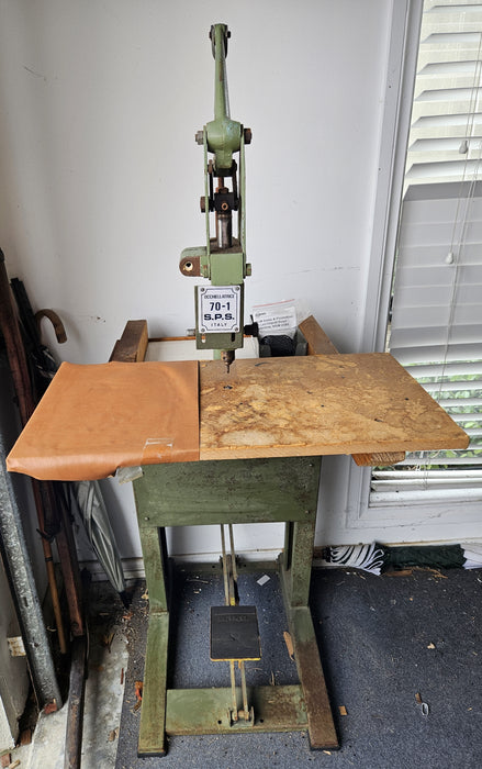 MANUAL FOOT OPERATED EYELETTING MACHINE MADE IN ITALY